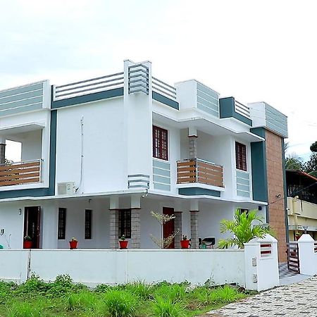 Pullad Villa Aranmula Bagian luar foto