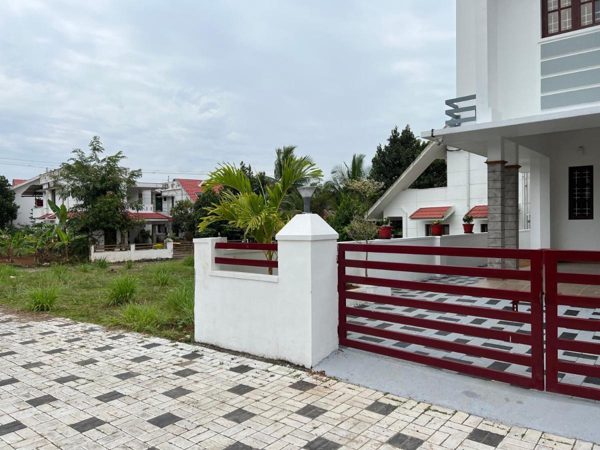 Pullad Villa Aranmula Bagian luar foto
