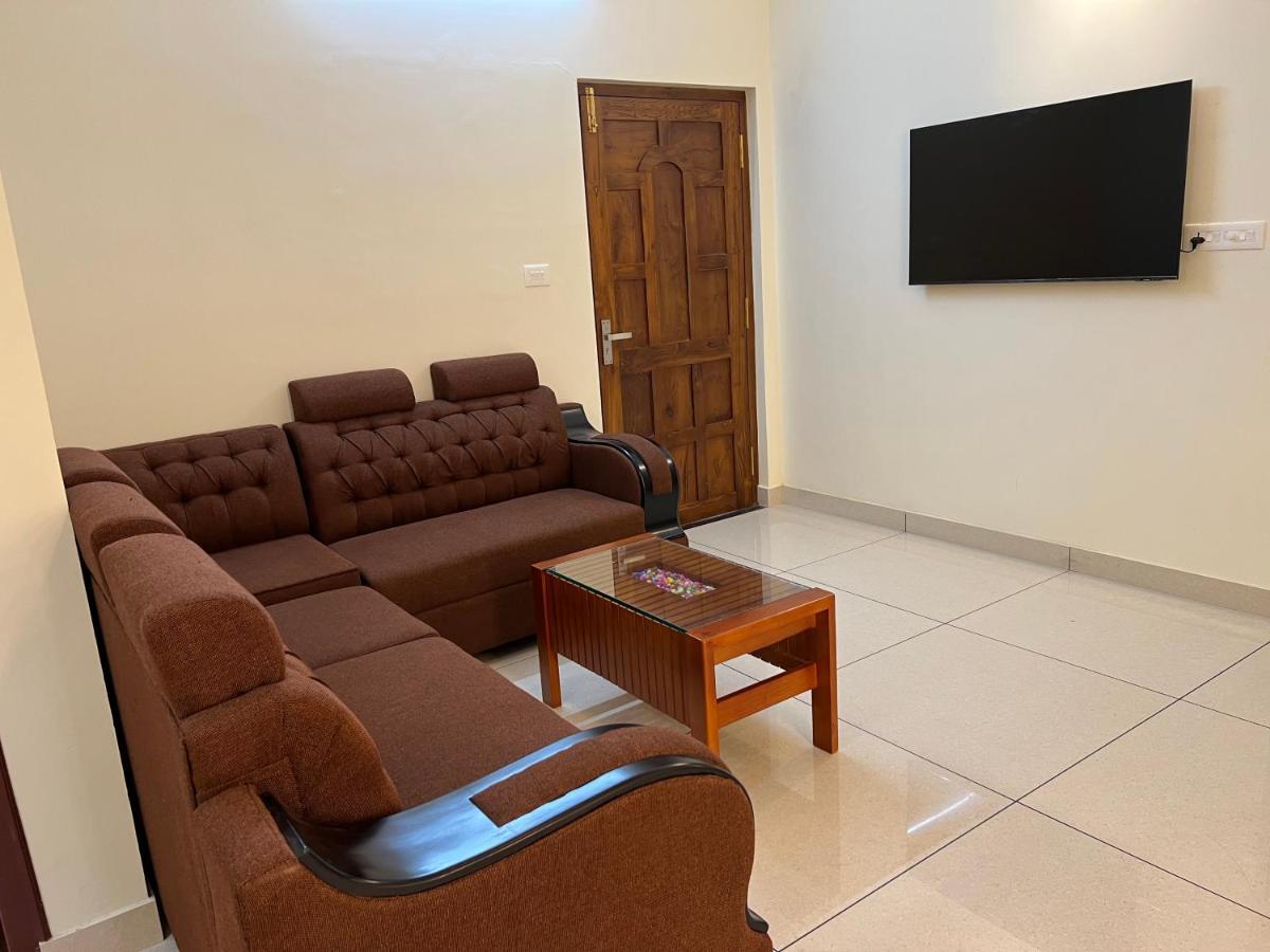 Pullad Villa Aranmula Bagian luar foto