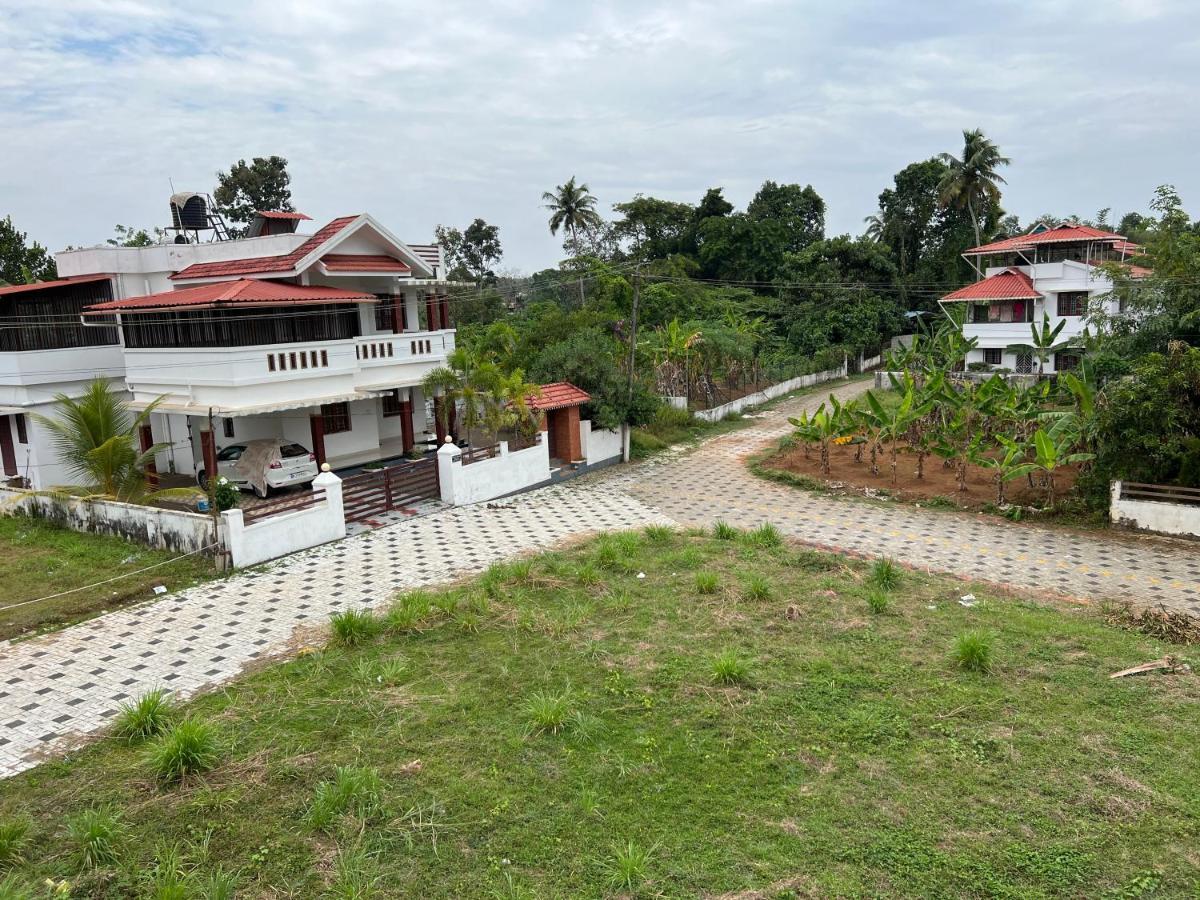 Pullad Villa Aranmula Bagian luar foto