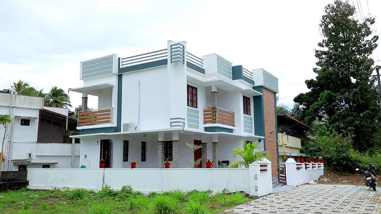 Pullad Villa Aranmula Bagian luar foto